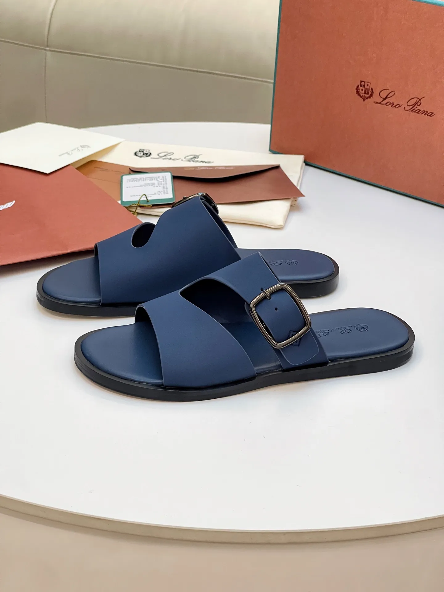 Men's shoes 💰420 Loro Piana, LP's popular spring and summer slippers are synchronized with the new counters, uppers are imported cowhide fabrics from Italy, high-quality splicing technology, soles: original soles specially provided by the original factory, exclusive molded soles are super comfortable, original factory orders, 🔍🔍high quality, you can go in and out of the counter at will, welcome to compare, code number 39-44 (order 38 45 46)